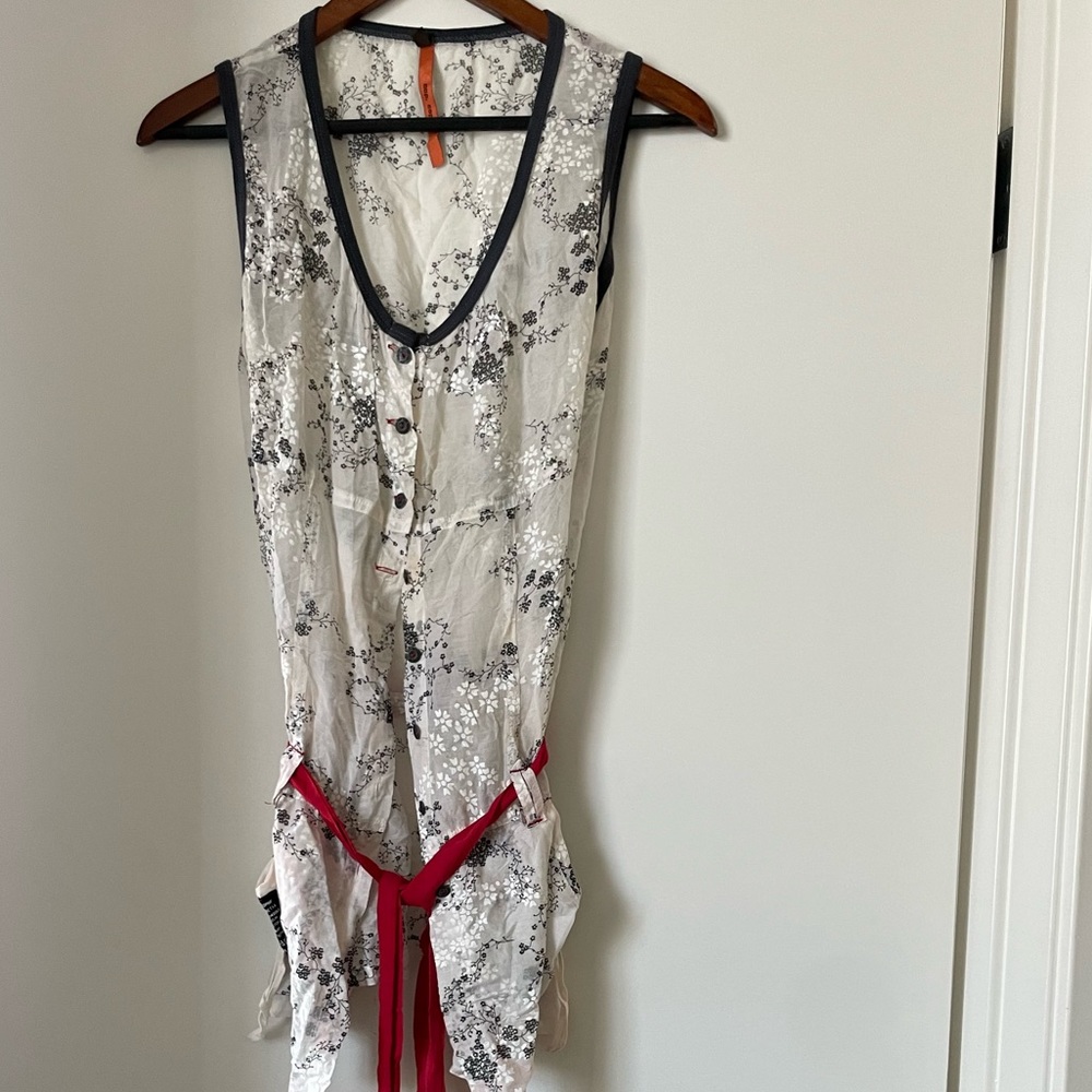 cop.copine top with red belt and pockets